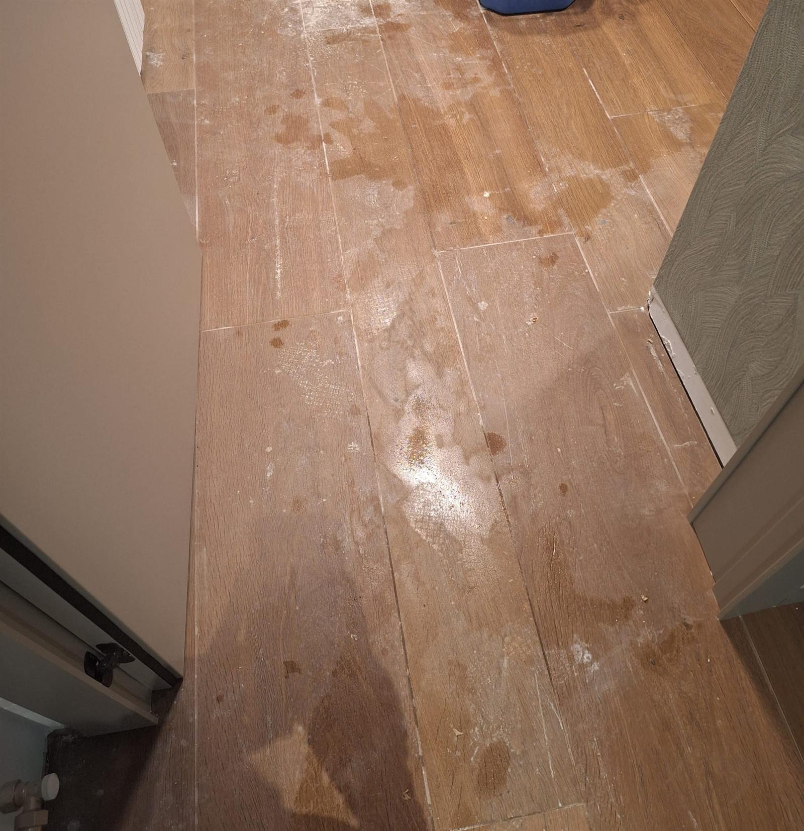 Antes: suelo con restos de obra sin limpiar