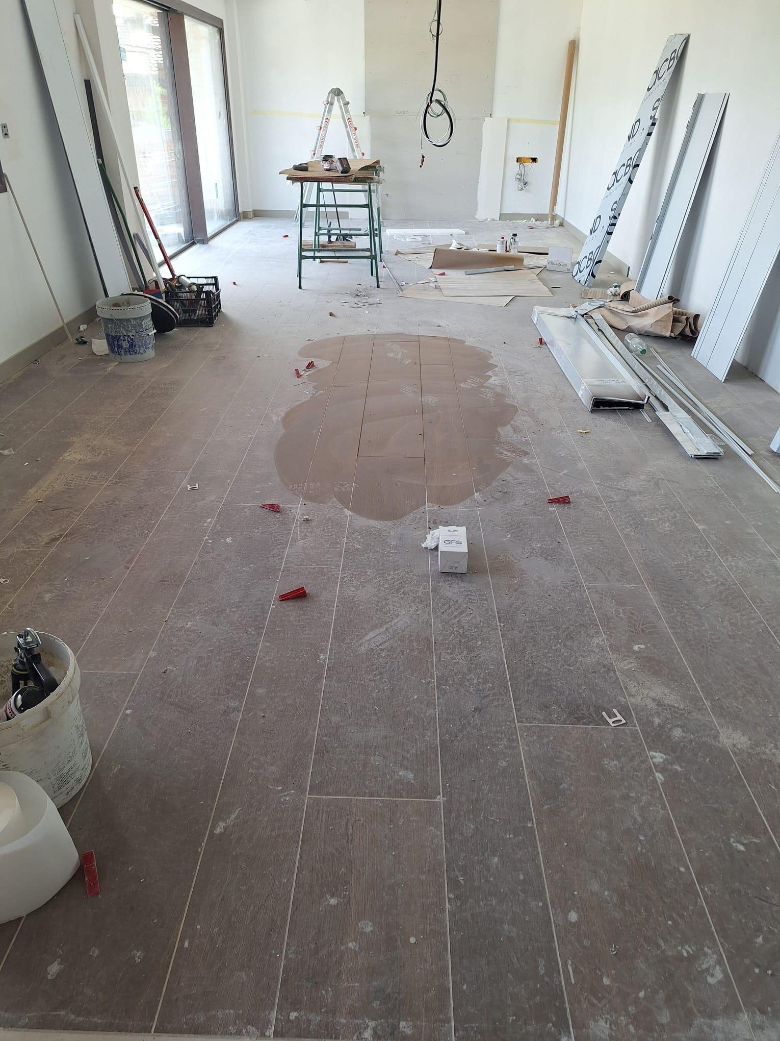 Antes: salón lleno de material y polvo de obra