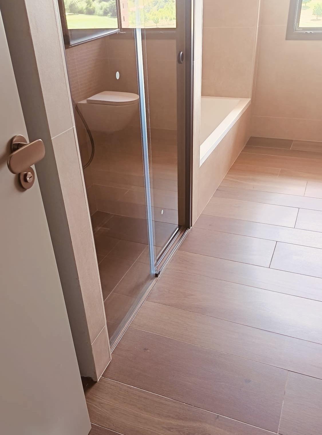 Después: baño reluciente tras la limpieza