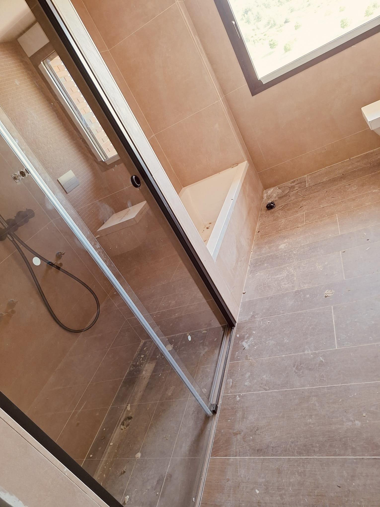 Antes: baño con restos de silicona y polvo